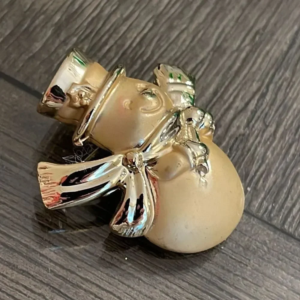 Vintage older pin